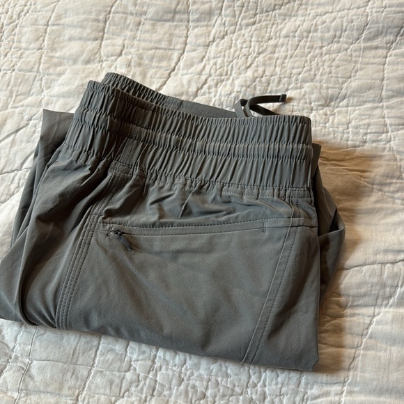 Athleta La Viva Capri Pants Light Gray size 8 - Picture 14 of 16